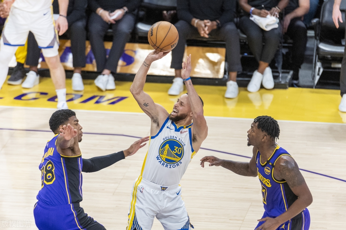 韦德体育平台-三分球火力全开，场上气氛紧张刺激的简单介绍