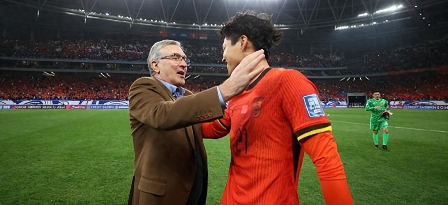 韦德中国官网-欧亚球队对抗，竞技场上唇枪舌剑！