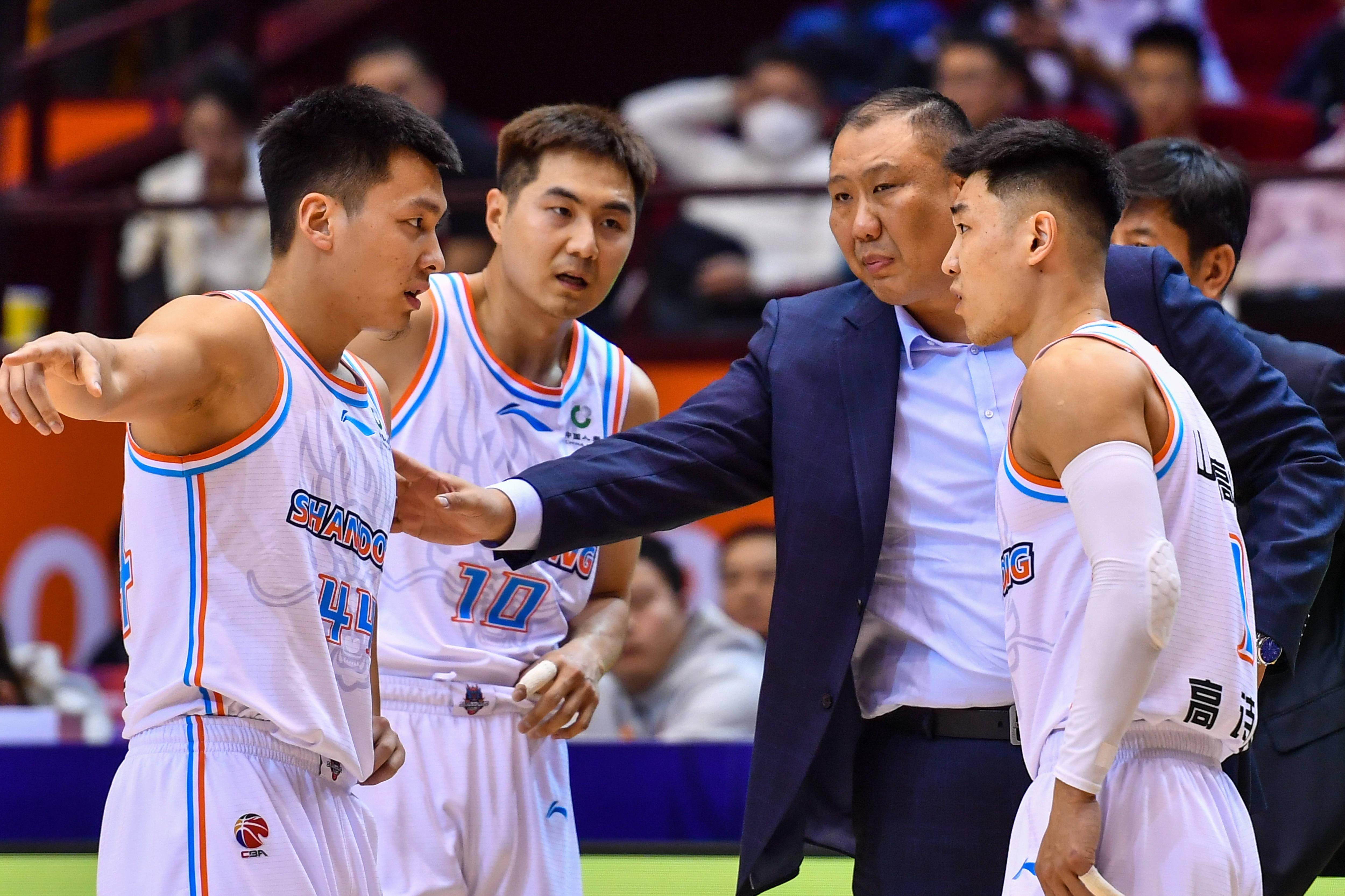 韦德体育-球队战术调整频繁，赛季风云变幻