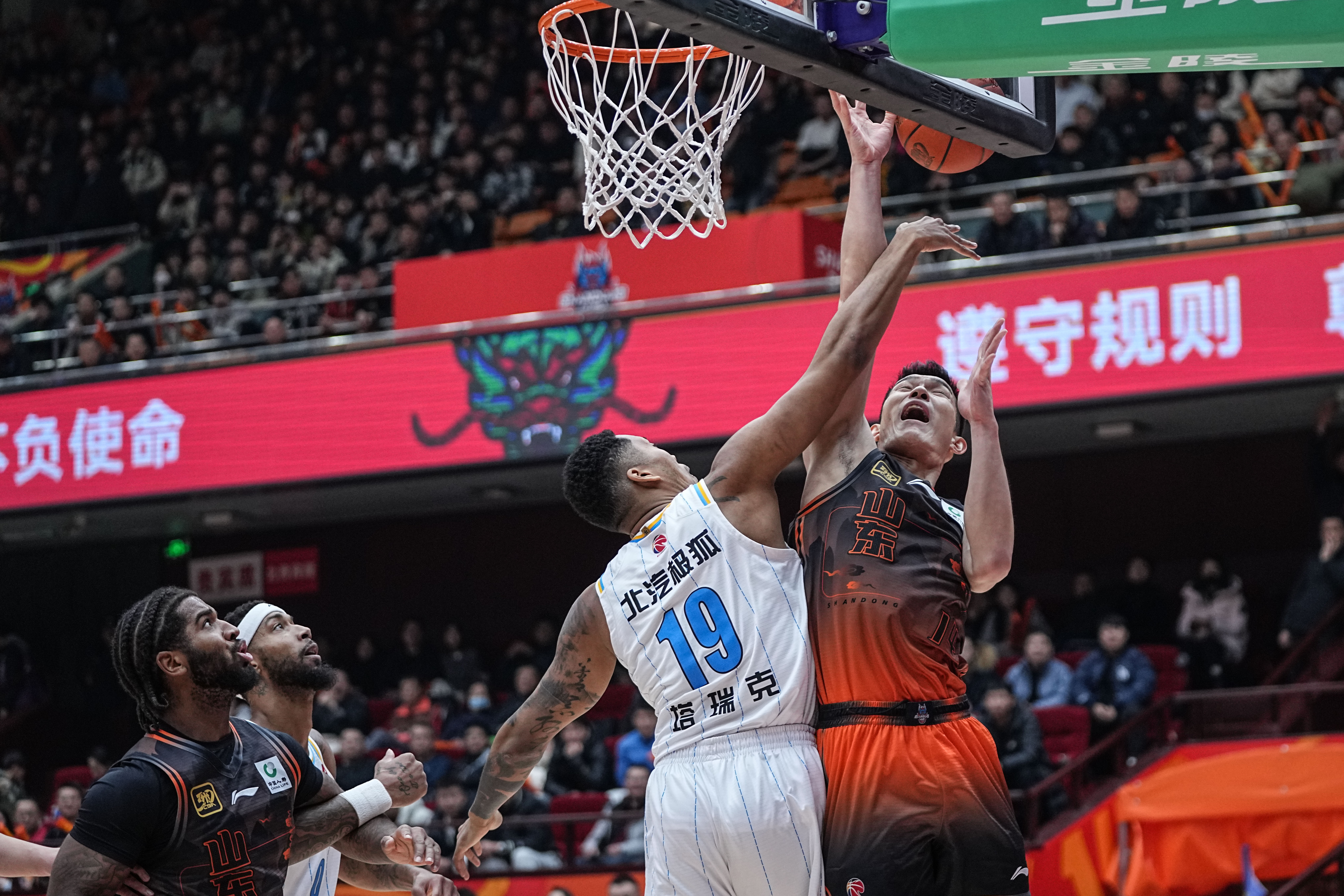 韦德现在多少给一个-热血篮球比赛势不两立，球员倾尽全力拼争胜利！的简单介绍