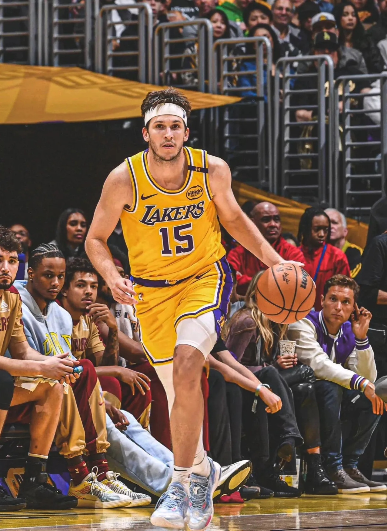 韦德最新网址-湖人大胜老鹰，詹姆斯砍下30+10+10